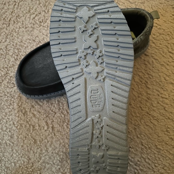 Hey dude men’s 9 (accidentally got men’s not women’s never worn, no box - Picture 2 of 4